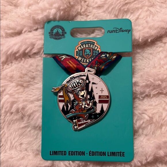 runDisney Marathon Weekend Medal 10k chip and dale - Picture 1 of 3